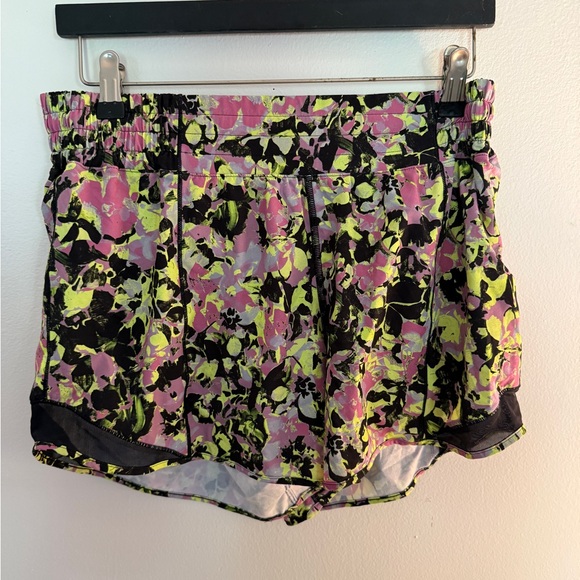 Lululemon Hotty Hot 4” shorts - size 10 - Picture 1 of 3